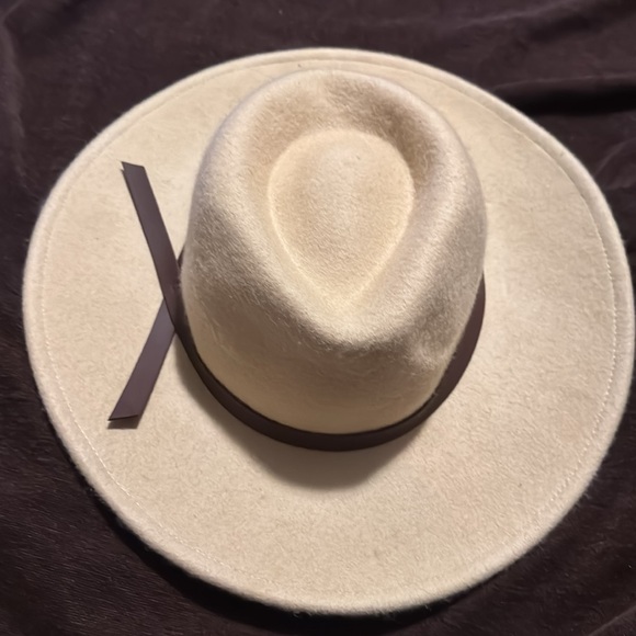 Tan/beige wool hat brown faux leather detail - Picture 6 of 6